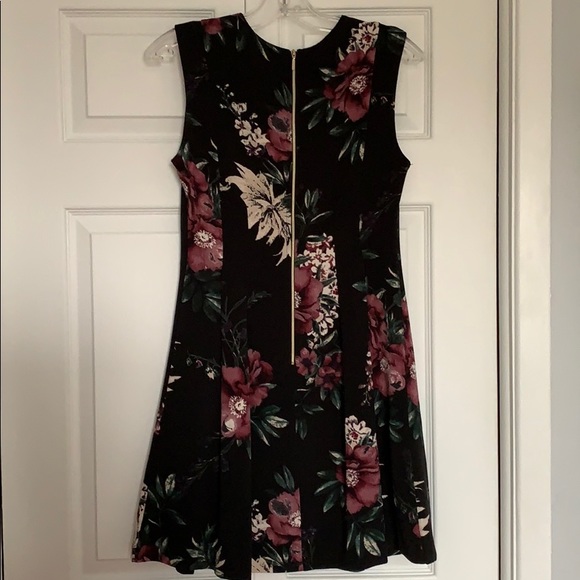 Dynamite sleeveless flowered dress - Picture 4 of 5